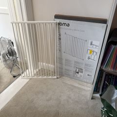 Baby gate (wall fixed)