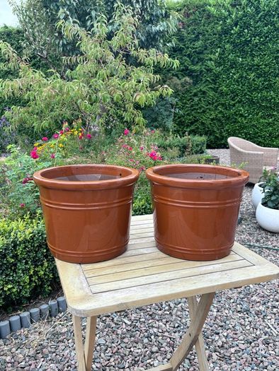 Set of 2 garden pots