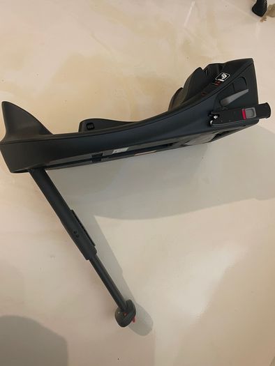 Cybex Aton B2 i size car seat & 2 x isofix bases