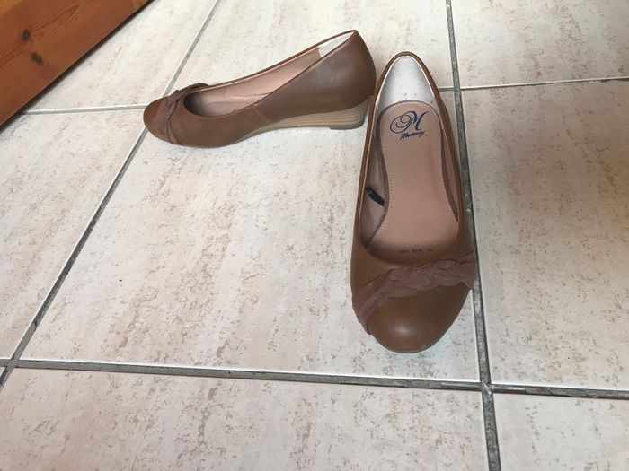 (Lot of 25) Ladies' Shoes Size 3/36