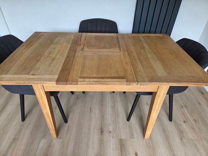 Extendable wooden dining table