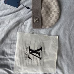Lv hat