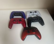 4 Ps5 controller and 1 Xbox controller for Parts