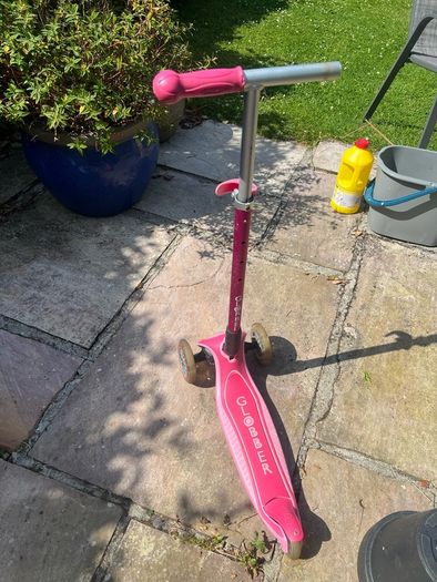 3 wheel children's light up scooter, one handle bar grip missing.