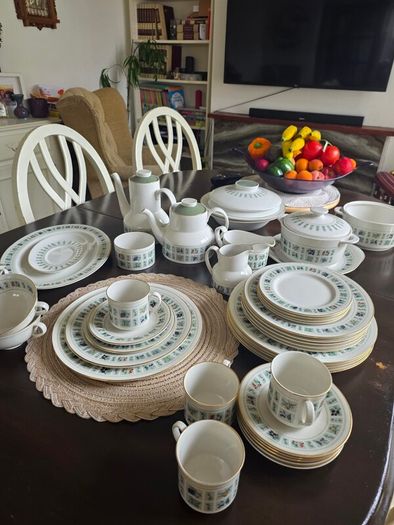 Royal Doulton Tapestry Fine China Dinner Set Made in England
