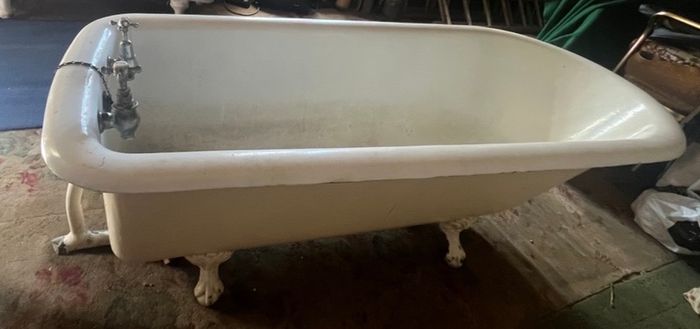 Elegant Antique Original Cast-Iron Bath (6ft)