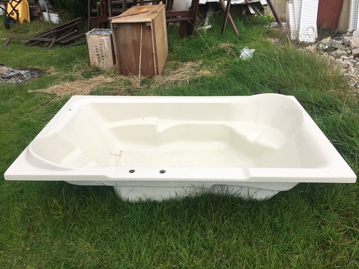 Large rectangular Acrylic bath.
