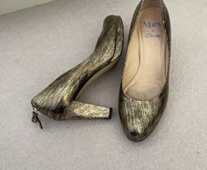 Gold leather court shoes size 6.5 EU 39