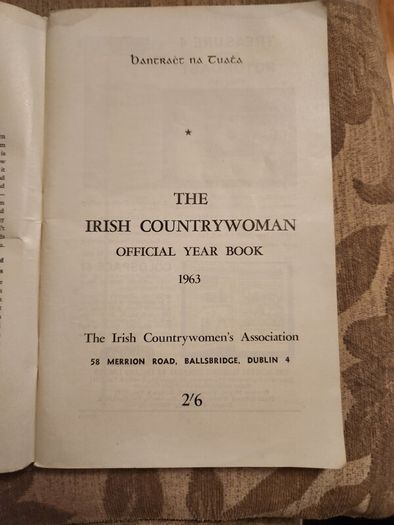 The Irish Countrywoman Official Year Book 1963-1964. Bantrace Na Tuata. Paperback In Good Condition.