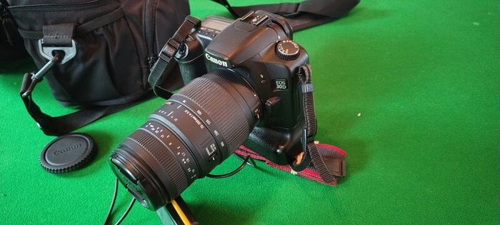 Canon EOS 30D digital SLR camera 70-300 zoom lens