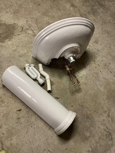 Bathroom handbasin