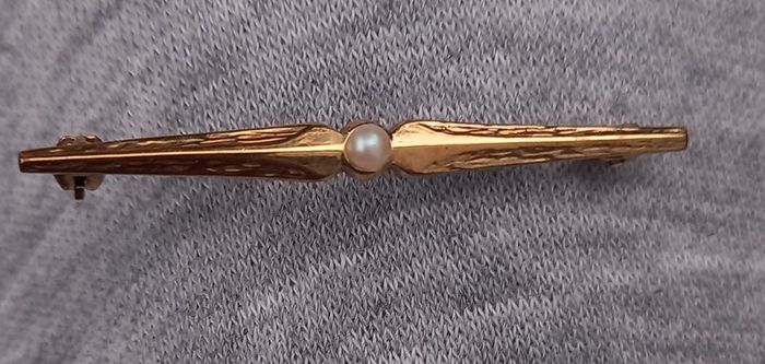 Vintage jewelry is sold individually for 5 to 10 euros