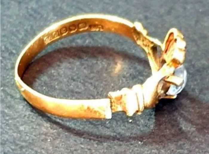 Vintage 9ct Gold Claddagh Ring - 1.6g (Cut Band)