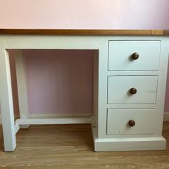 Desk / dresser