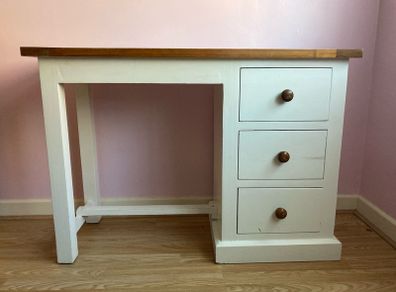 Desk / dresser