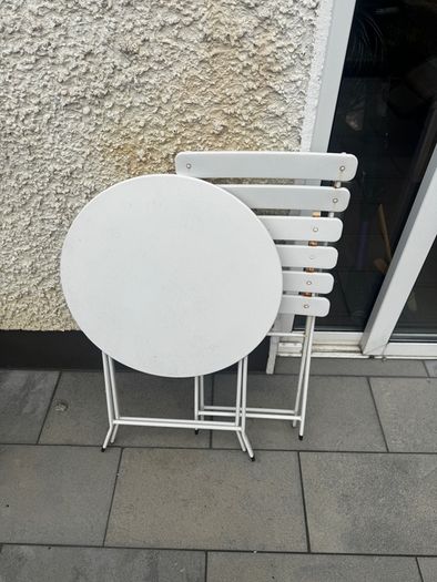 garden table and chairs