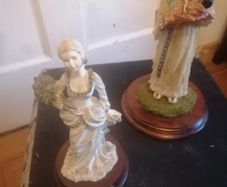 2 figurines