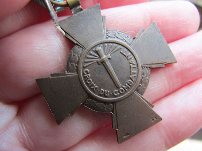 France ,Croix Du Combattant 1914-18.Bronze.
