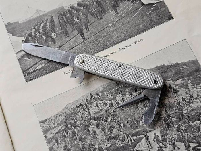 Vintage Elsener Schwyz Victoria 69 Original Swiss Army Issued Soldier Knife Discontinued Collectable Militaria