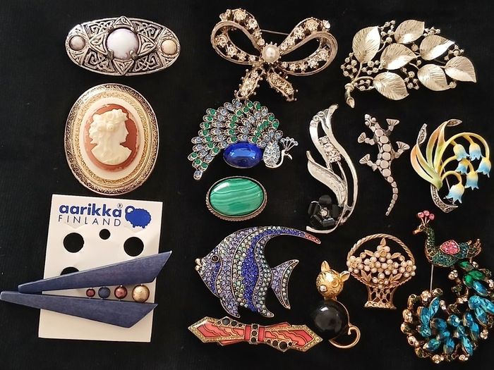 Fabulous Collection of 15 Brooches