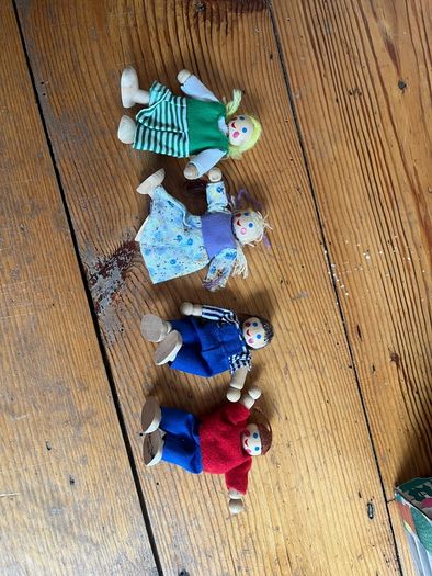 Melissa & Doug doorbell house (with dolls)