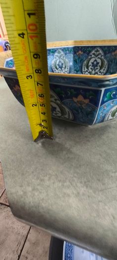 4 different ietms -1- Jingdezhen Porcelain 101/4 -inch Dragon Rice Grain Luncheon Plate - Vintage Blue and White Chinese Design is slieght chip at the edge 15.00 euro.2- Vintage Japanese octagonal porcelain bowl, commonly crafted in the traditional Arita 