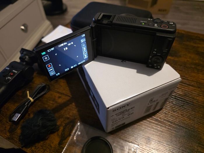 Sony Digital Camera ZV-1F Vlogger Camera bundle like new