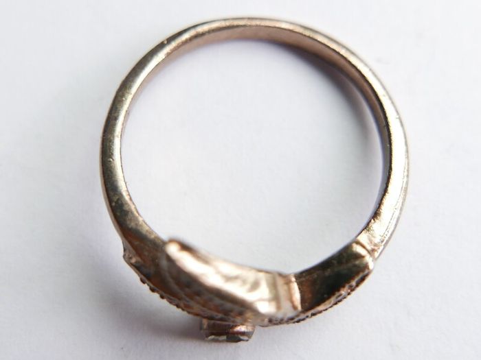 Vintage Sterling Silver Decorative leaf design ring with small stones