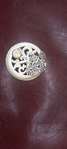 Vintage jewelry is sold individually for 5 to 10 euros
