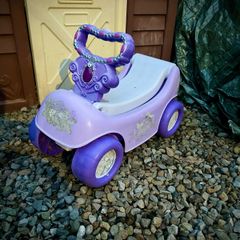 Disney Sofia the First 2-in-1 Happy Hauler Ride-On / Wagon