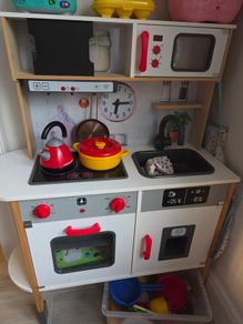 Play kitchen and accessories