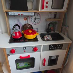 Play kitchen and accessories