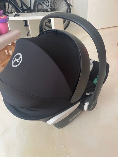 Cybex Aton B2 i size car seat & 2 x isofix bases