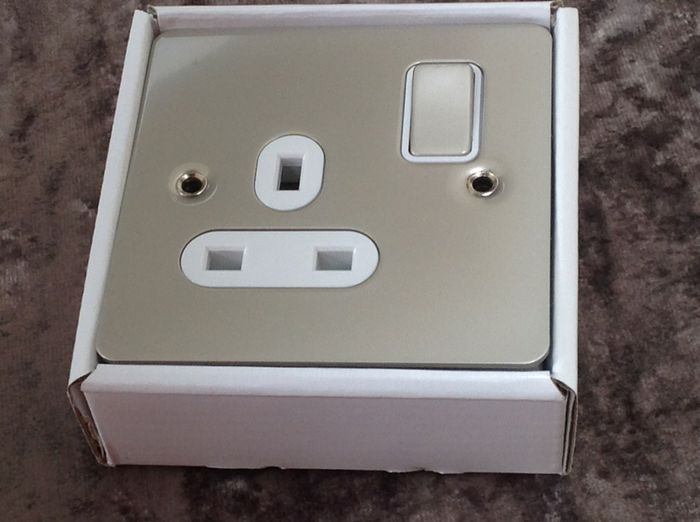 Flat Plate Single Socket / Satin Finish