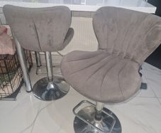 2 bar stools