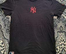 Official New York Yankees Black T-Shirt