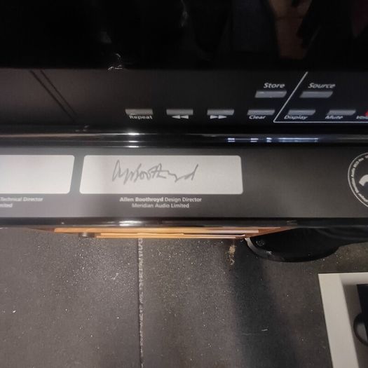 Hifi Gold Legendary Reference Signature Meridian 808.2  the most significant product in the history of the Compact Disc 16000 new Pristine condition with original Remote Signature Signed by Bob Stuart and Allen Boothroyd