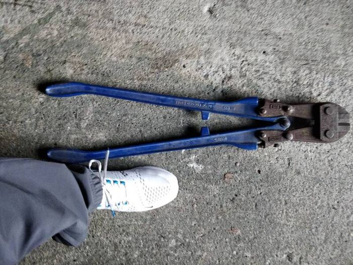 bolt cutter