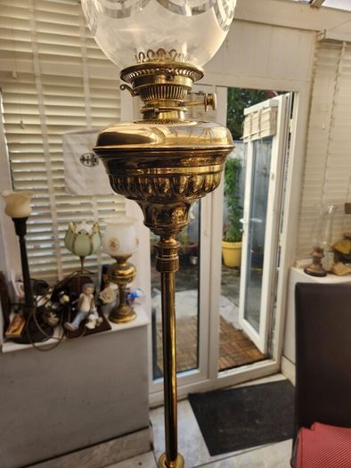 Fantastic victorian brass oil lamp . extends to 2m.