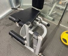 Plate loaded leg extension