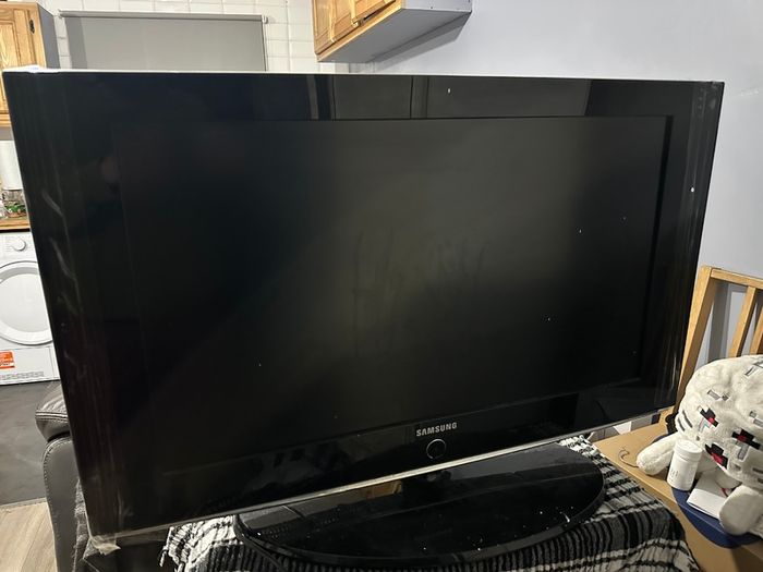 TV Samsung 32 inches, working well, No Remote control
