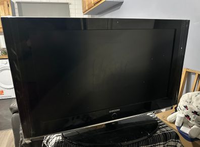 TV Samsung 32 inches, working well, No Remote control