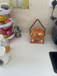 Cottage biscuit holder