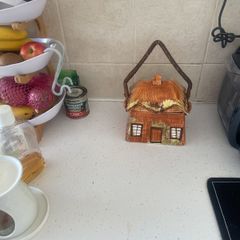 Cottage biscuit holder