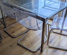 Extendable glass dining table