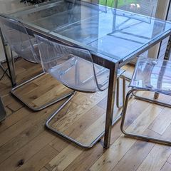Extendable glass dining table