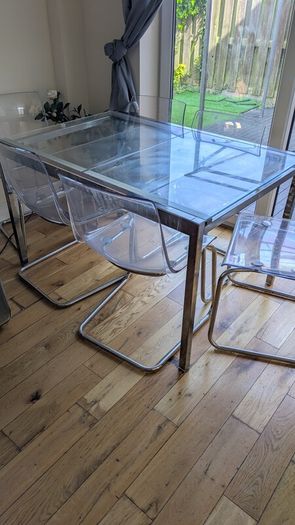Extendable glass dining table