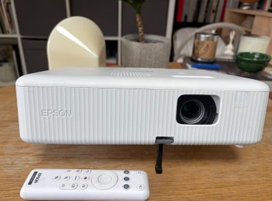 Epson CO-W01 projector & stand