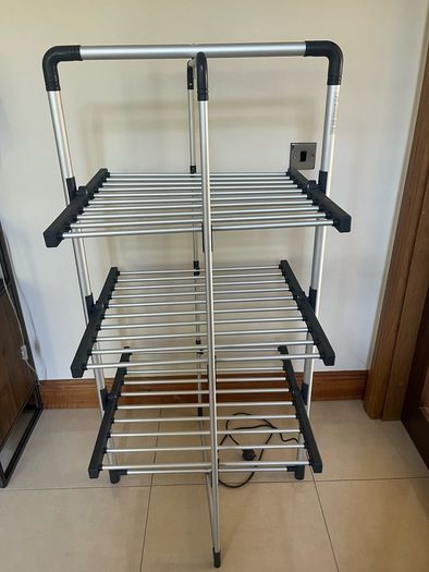 Heated clothes airer