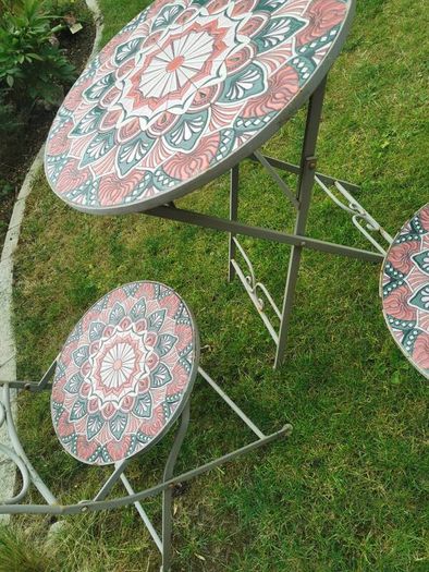 outdoor table and chairs